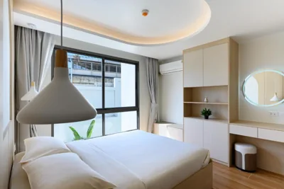 Camera king con due letti king size — Premium 2BR near Kamala Beach, Pool, Gym & Shuttle Bus