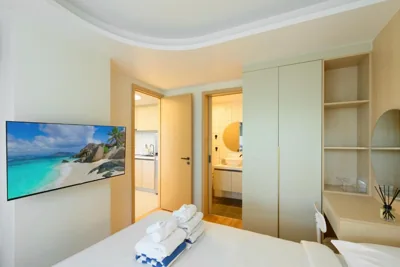 Appartamento con due camere da letto e balcone — Premium 2BR near Kamala Beach, Pool, Gym & Shuttle Bus